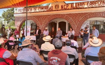 Alcaldesa de Benito Juárez entrega apoyos económicos a agricultores locales