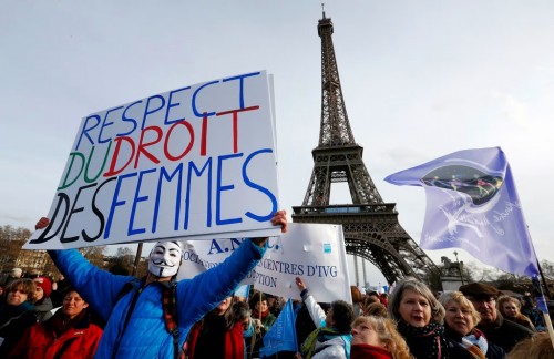 Da Francia primer paso para consagrar el aborto como un derecho constitucional