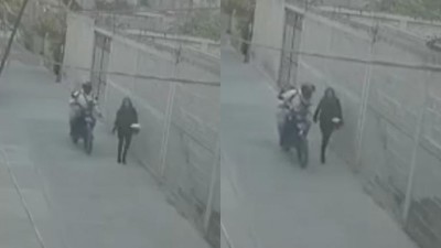 Cámara capta momento en que un repartidor "manosea" a una mujer mientras camina, caso indigna (Vídeo)