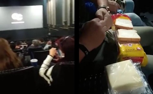 "Sin pena": Captan a joven dentro de la sala de cine preparando sándwiches antes de ver la película (Vídeo)