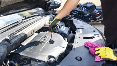 Esta es la razón por la no debes dejar que pase mucho tiempo para cambiar el aceite de motor de tu coche