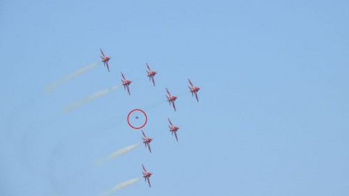 Captan presunto ovni durante una exhibición aérea