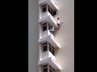 Niño resbala y cae desde lo alto de un edificio… ¡sobrevive de milagro! (Vídeo)