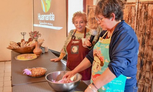 Con éxito realizan primera clase magistral Cocinando con Dalias en Huamantla
