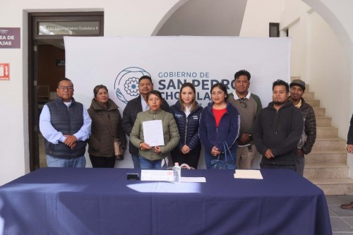 Paola Angon formaliza entrega de terreno para la construcción de Telebachillerato en Zacapechpan
