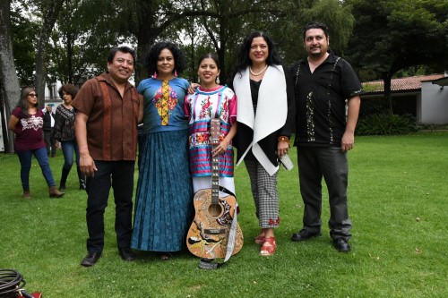 Amas de casa y trabajadoras del hogar disfrutan de una jornada cultural en Los Pinos