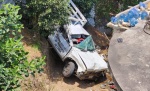 Cae camioneta al interior de barranca en Ocotelulco; conductor sale lesionado