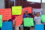 Habitantes de Ixcotla protestan frente a juzgados federales en Apizaco.