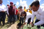 Lorena Cuéllar participa en jornada de reforestación en Atltzayanca.