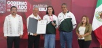 Foto: Cortesía Estudiante poblana recibe reconocimiento por proyecto de fertilizante orgánico.