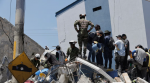 Foto: Cortesía Rescatistas buscan sobrevivientes entre los escombros en Pereira tras el terremoto.