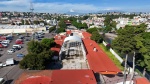 Foto: Cortesía Trabajadores desmontan las láminas del antiguo domo escolar en Tlaxcala.