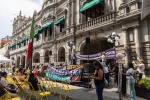Simpatizantes de Karuzo protestan frente a Palacio Municipal para exigir licencia de funcionamiento