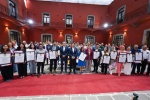 Lorena Cuéllar entrega reconocimientos a jóvenes de Tlaxcala.