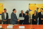 Trabajadores de la UATx reciben uniformes