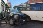 Camioneta impacta a unidad de la Ruta 44 en el Centro Histórico de Puebla