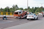 Foto: Cortesía Camioneta volcada en El Molinito, Apetatitlán.