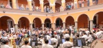 Personas disfrutan de un evento cultural en Puebla.