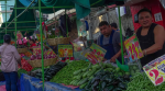 Cebolla, chile serrano y huevo en un mercado mexicano.