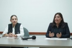 Foto: Cortesía Persona revisa documentos fiscales para regularizar adeudos ante el SAT.