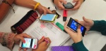 Docentes durante una reunión escolar sobre el uso de celulares