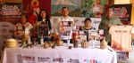 Foto: Cortesía Artesanos muestran piezas de barro bruñido en Los Reyes Metzontla.