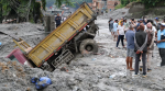 Foto: Cortesía Equipos de rescate trabajan entre los daños provocados por la avalancha en Nepal.