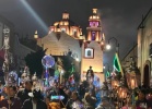 Faroles iluminan San Pedro Cholula en vísperas de la celebración de la Virgen de los Remedios