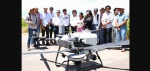 Foto: Cortesía Estudiantes observan un dron agrícola durante una práctica de fertilización en un cultivo de maíz.