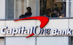 Foto: Cortesía Donald Trump durante un evento público junto al logo de Capital One.