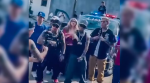 Foto: Cortesía Menor sobre una patrulla durante grabación de video musical en Tonalá