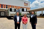 Foto: Cortesía Carlos López Suárez en visita al Banco de Alimentos Cáritas Puebla