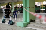 Policías resguardan escuela donde ocurrió tiroteo en Bangkok.