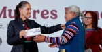 Foto: Cortesía Claudia Sheinbaum entrega tarjetas de Pensión Mujeres Bienestar.