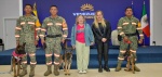 Tres cachorros belga malinois durante la ceremonia de entrega a México.