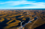 Paneles solares y torres eléctricas en México.