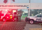 Patrulla y paramédicos atendiendo una emergencia en una unidad deportiva.