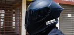 Motociclista con distintivo electrónico de seguridad vial.