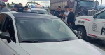 Foto: Cortesía Policías atienden a un hombre herido tras un presunto asalto.