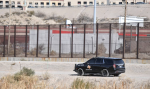 Helicópteros y vehículos de seguridad en la frontera entre México y Estados Unidos.