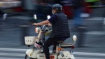Foto: Cortesía Persona usando scooter eléctrico en una calle de Tlaxcala.