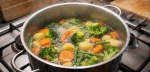 Foto: Cortesía Verduras verdes cocidas en una olla con agua hirviendo.