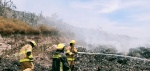 Foto: Cortesía Bomberos y Protección Civil combaten incendio en relleno sanitario de Acatlán de Osorio.