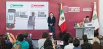 Foto: Cortesía Motociclista recibe un distintivo electrónico en un módulo de la SMT en Puebla.