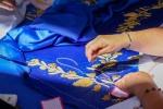 Foto: Cortesía Bordadoras elaboran el vestido de la Virgen de la Caridad en Huamantla.