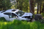 Mazda blanco accidentado cerca del C5 de Tlaxcala.