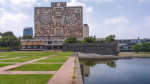 Estudiantes consultan resultados del examen de la UNAM.