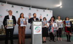 Diputados de Morena muestran carteles con imágenes creadas mediante IA en el Congreso.