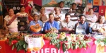 Foto: Cortesía Platillo de chile en nogada y productos regionales en una feria de Puebla.