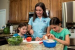 Fotografía cortesía de Tyler Jones, UF/IFAS. Niños con un lunch saludable preparado para el regreso a clases.